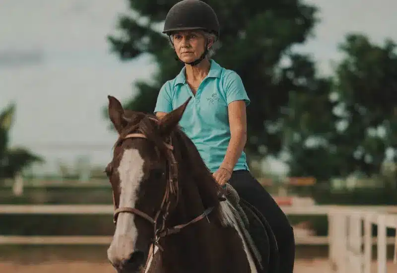cavalière senior en selle, portrait réaliste